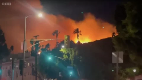 Los Angeles, fino a 150 miliardi di danni per gli incendi. Ma le assicurazioni riusciranno a reggere?