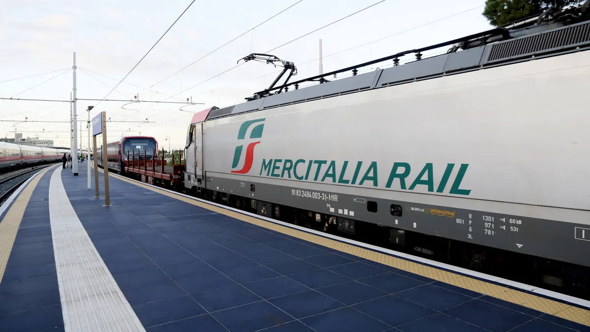 Partenza treno Mercitalia-Hitachi