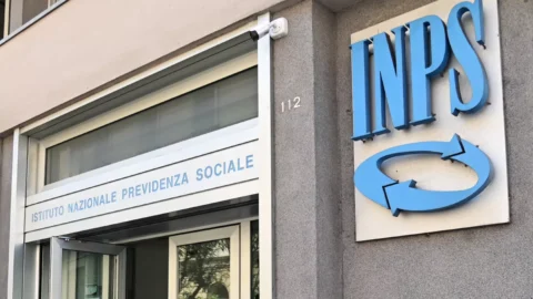 Pensioni, età e requisiti dopo il pasticcio Inps-Cgil: come funziona e cosa potrebbe cambiare