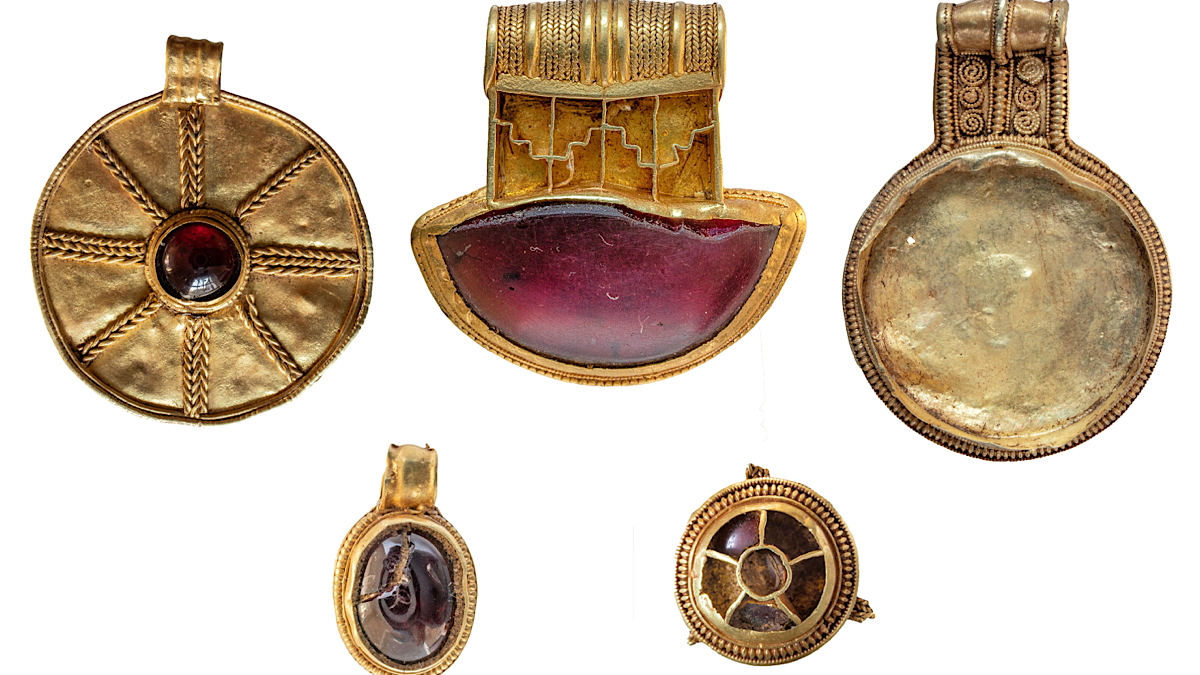 Early Medieval gold and garnet grave assemblage from near Donington on Bain, Lincolnshire