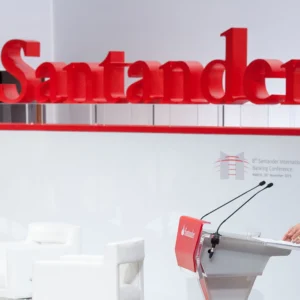 Santander chiude il 2024 con utili record oltre i 12 miliardi. Annunciato maxi piano buyback. Il titolo vola in Borsa