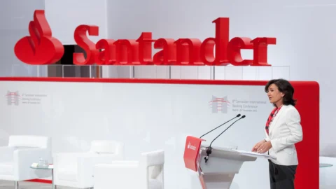 Santander chiude il 2024 con utili record oltre i 12 miliardi. Annunciato maxi piano buyback. Il titolo vola in Borsa