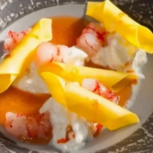 La ricetta dei Garganelli ai gamberi e burrata, la rivisitazione creativa della tradizione emiliana celebrata dal grande chef Marco Sacco sul Lago Maggiore