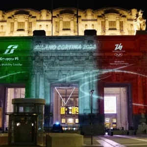 Olimpiadi Milano-Cortina 2026: il Gruppo Fs illumina la stazione di Milano Centrale