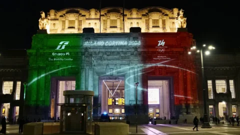 Olimpiadi Milano-Cortina 2026: il Gruppo Fs illumina la stazione di Milano Centrale