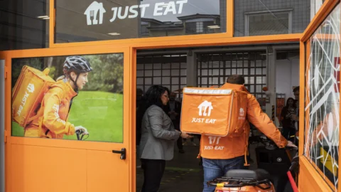 Prosus mangia Just Eat per 4 miliardi: nasce il quarto colosso mondiale del food delivery