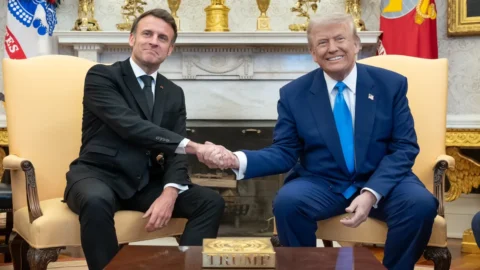 Macron corregge Trump sugli aiuti all’Ucraina: “Abbiamo pagato, vogliamo che Mosca risarcisca con i suoi beni congelati”