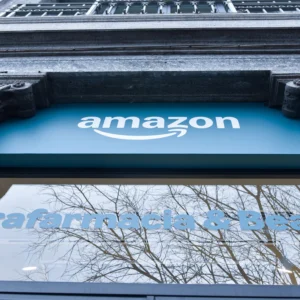 Amazon apre una parafarmacia a Milano: il colosso dell’e-commerce sbarca nel retail fisico