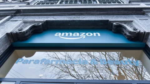 Amazon apre una parafarmacia a Milano: il colosso dell’e-commerce sbarca nel retail fisico