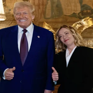 Meloni l’equilibrista: alla convention dei conservatori prova a non scontentare né l’Europa né Trump. E Mosca attacca ancora Mattarella