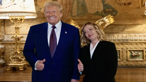 Meloni l’equilibrista: alla convention dei conservatori prova a non scontentare né l’Europa né Trump. E Mosca attacca ancora Mattarella