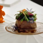 Royale di Coniglio, una ricetta di grande effetto dello chef Luca La Peccerella come ponte ideale fra la mediterraneità di Ischia e la importante tradizione gastronomica delle Langhe