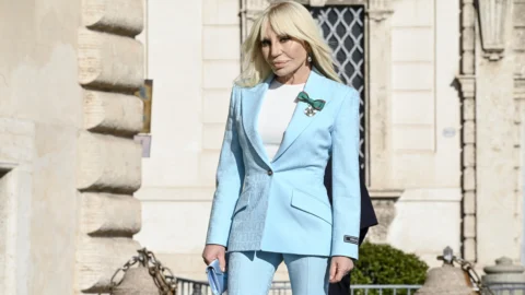 Donatella Versace lascia la direzione creativa della maison: “Brand nel mio dna e nel mio cuore”. Al suo posto Dario Vitale