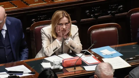 Ventotene, Meloni si vanta di aver spiazzato l’opposizione ma la premier deve dividere o unire il Paese?