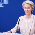 Auto, Ursula von der Leyen congela le multe per 3 anni e accelera la revisione dello stop ai motori tradizionali dal 2035