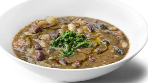 La ricetta dello chef Daniele Fagiolini: la Zuppa frantoiana ai fagioli rossi per immergersi nelle memoria storica della lucchesia e fare un carico di salute