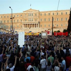 Grecia, il Parlamento approva la legge di attuazione per austerity e privatizzazioni