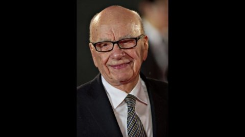 Lo scandalo delle intercettazioni fa tremare Murdoch che chiude il News of the World