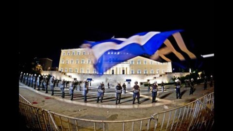 La Grecia piazza bond semestrali per 1,3 miliardi, rendimenti al 4,86