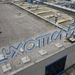 Luxottica: bond a ruba, ma il titolo cala