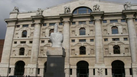 Il Governo è vicino alla crisi ma la Borsa di Milano corre: perché Piazza Affari snobba la politica