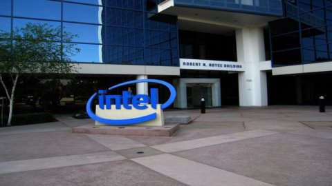 Intel: utili record nel III trimestre grazie alle vendite di pc nei mercati emergenti