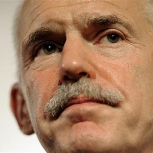 Grecia, Papandreou rischia di cadere