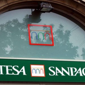 Intesa Sanpaolo cede 100% Pravex Bank e 19,9% Union Life per 220 milioni totali
