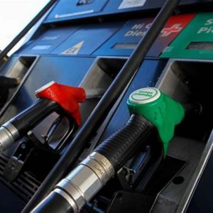 Benzina a 1,722 euro al litro, record in Europa