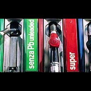 Benzina, prezzi continuano a salire: si va verso il record di 1,9 euro al litro