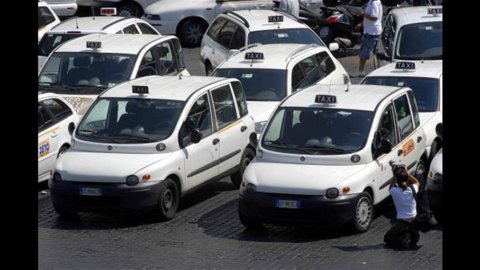 Nuovi taxi, chi li ha visti? I tassisti scioperano contro il Governo ma dovrebbero ringraziarlo per la sua inerzia