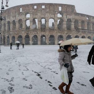 Neve a Roma, Alemanno sotto accusa. Ancora disagi in tutta Italia: fiocchi anche a Napoli