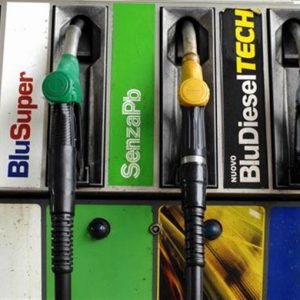 Benzina, salgono ancora i prezzi: verde a 1,778 euro al litro, diesel a 1,725