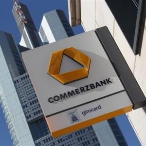 Commerzbank: nel 2011 utili dimezzati