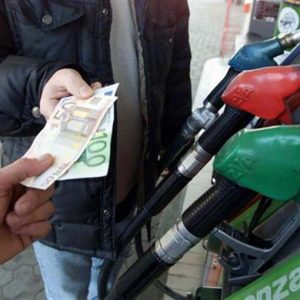 Benzina: i prezzi salgono ancora, punte di 2 euro