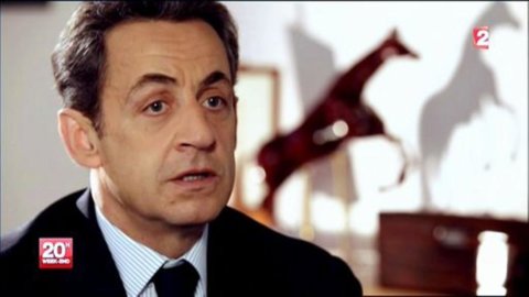 Sarkozy in stato di fermo: sospetti finanziamenti da Gheddafi