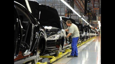 Istat, produzione industriale: a marzo -5,8% su anno, +0,5% su mese