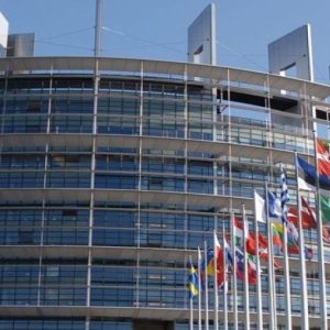 Parlamento Ue: ok all’accordo con la Svizzera sul segreto bancario. Scambio automatico dal 2018