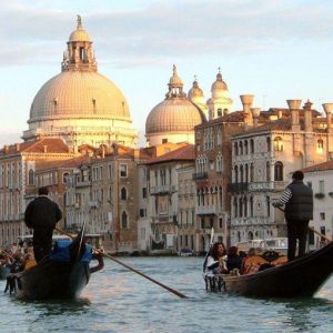 Turismo, è Venezia la città con gli alberghi più cari d’Italia. La più conveniente? Napoli