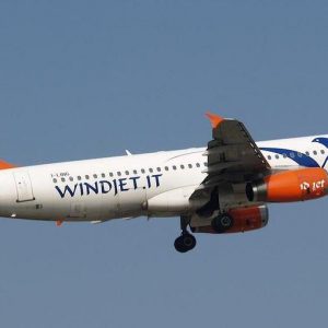 Alla compagnia aerea low cost Windjet restano 24 ore per trovare accordo con Alitalia