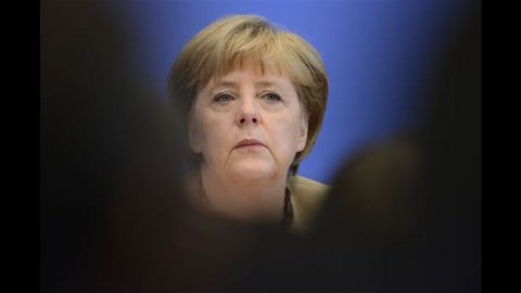 Merkel: “La crisi va risolta in modo politico”