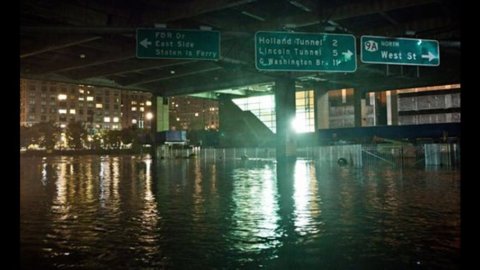 Wall Street: la più lunga chiusura del secolo. Stamani i mercati asiatici intorno alla crescita zero