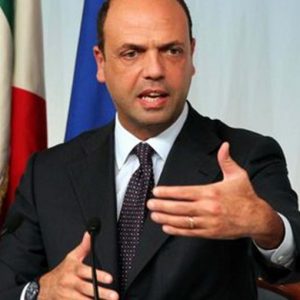 Pdl verso la scissione, Alfano a Berlusconi: “In Forza Italia non entro, fermati”