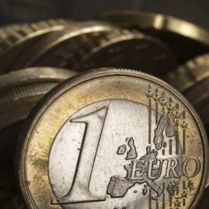 Euro ai minimi da 4 anni e mezzo sul dollaro