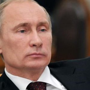 Ucraina, Putin ritira le truppe ma avverte: “Opzione militare resta aperta”