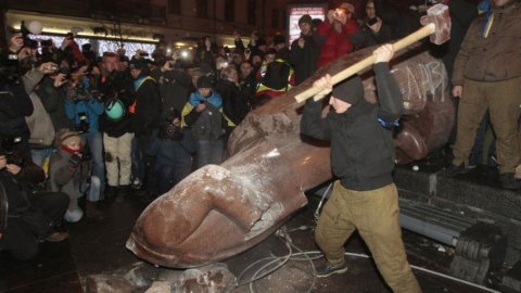 Ucraina in piazza: abbattuta a Kiev la statua di Lenin