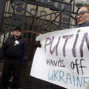 L’Ucraina fa paura ai mercati e l’oro sale. Anche Piazza Affari inizia in ribasso