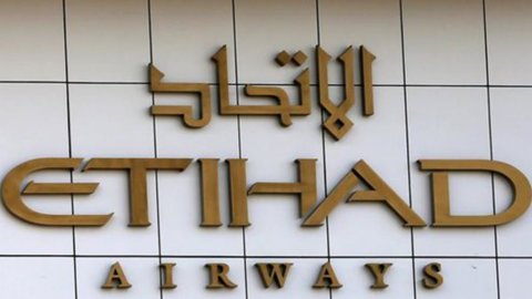 Etihad rafforza Air Berlin con 300 milioni, Alitalia aspetta
