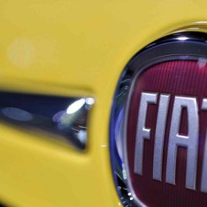 Borsa, Fiat brilla dopo dati su vendite e voci di un interesse da parte di Volkswagen