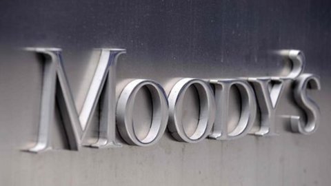 Borsa: Milano scivola, Moody’s abbassa le stime Italia